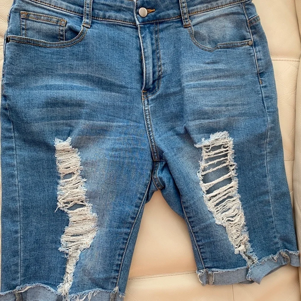 Distressed Cuffed Bermuda Jean Shorts – Light Wash, Size L